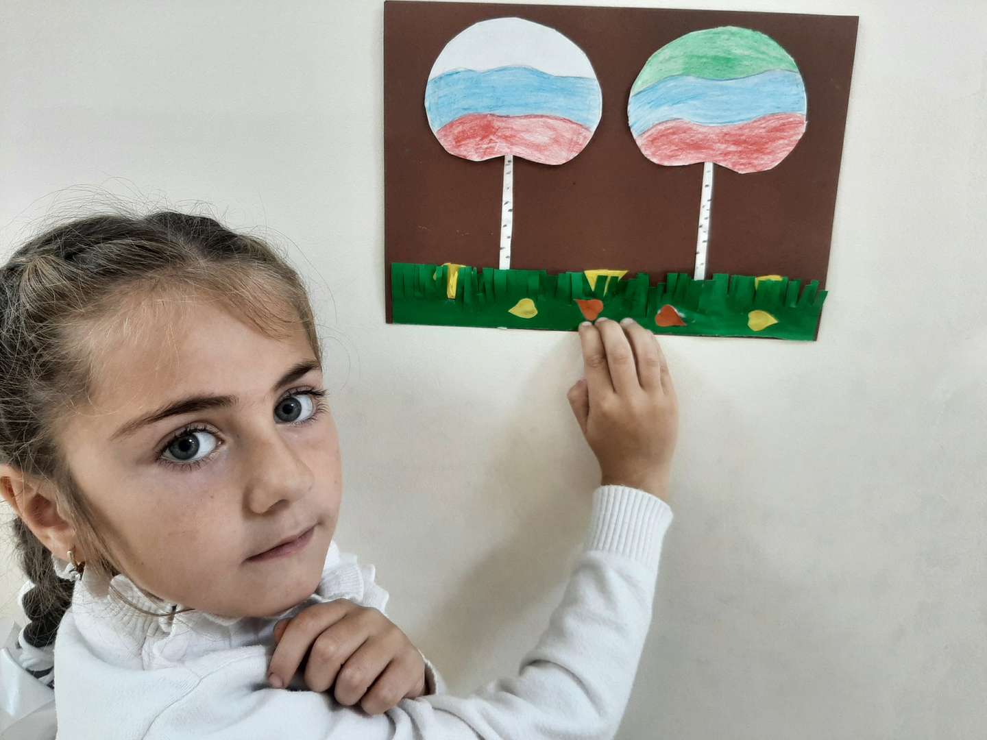 Магомедова Милана закончила свою работу. Маленькое произведение содержит большой смысл. Видно, что девочка очень любит природу. Два крепких дерева , два гордых Флага стоят рядом.
Девочка изобразила гордость за свой уголок и за большую Россию.