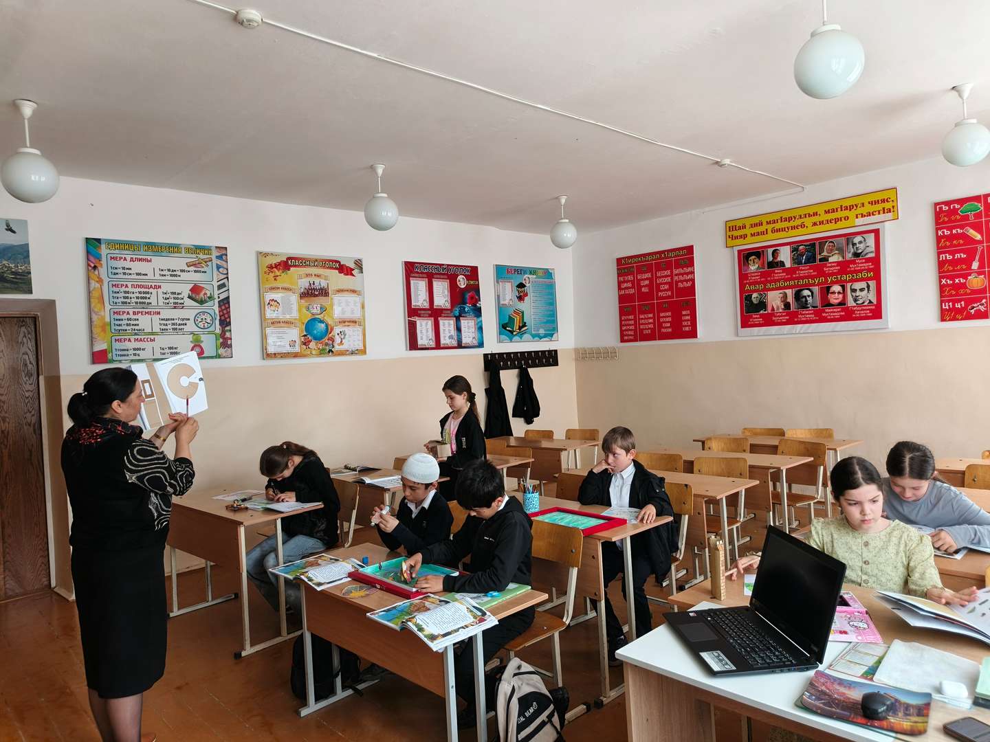 Кружковая работа - группа детей выполняют работу "юрта"