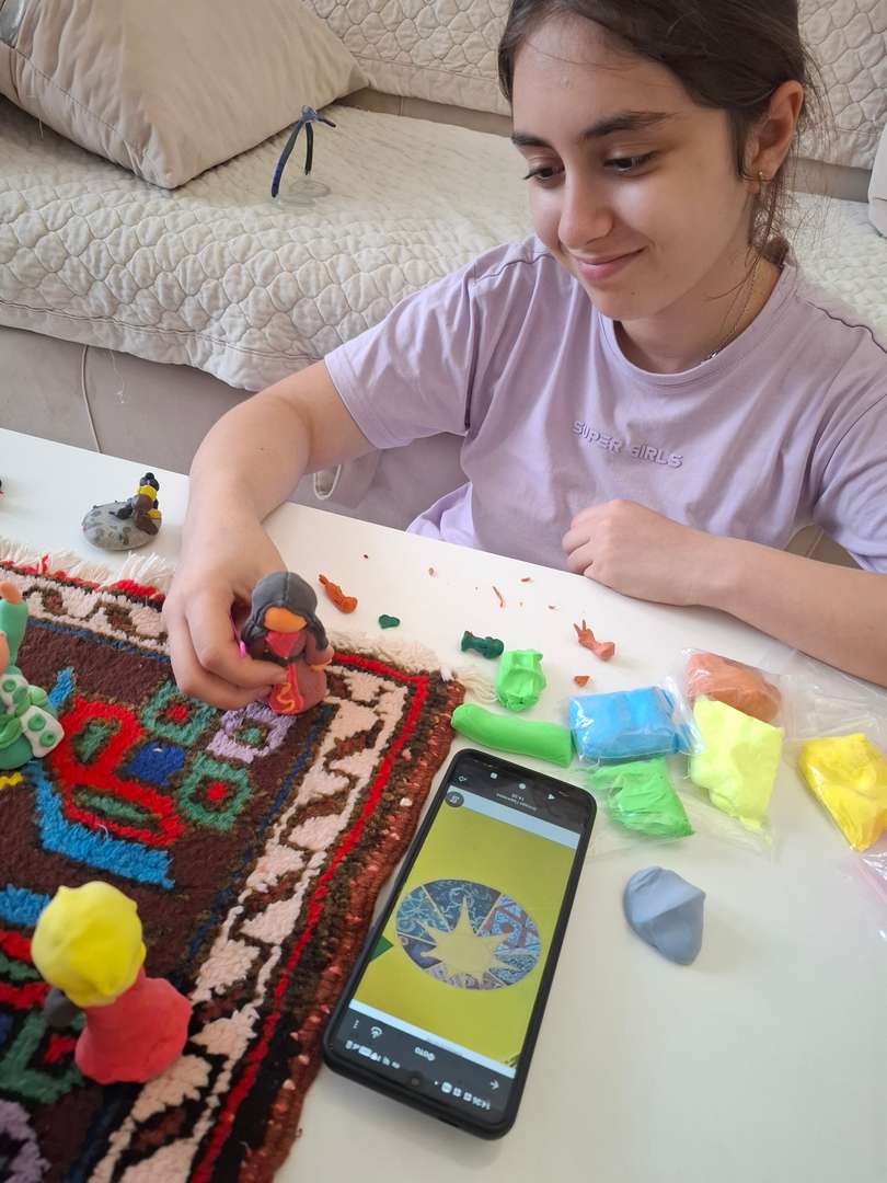 Слеплена одна из фигур в национальном кастюме