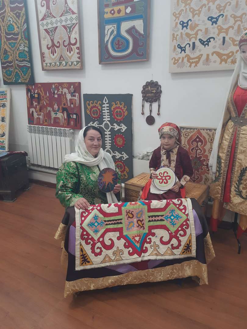 Кайтагская вышивка на колыбели