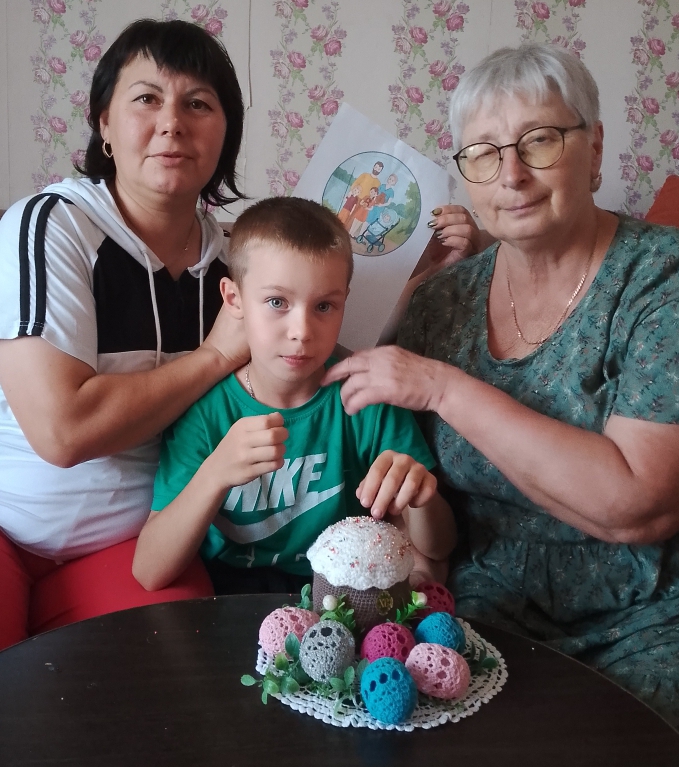 Вот и закончили нашу поделку. Это не просто поделка. Здесь труд и  любовь нашей семьи.