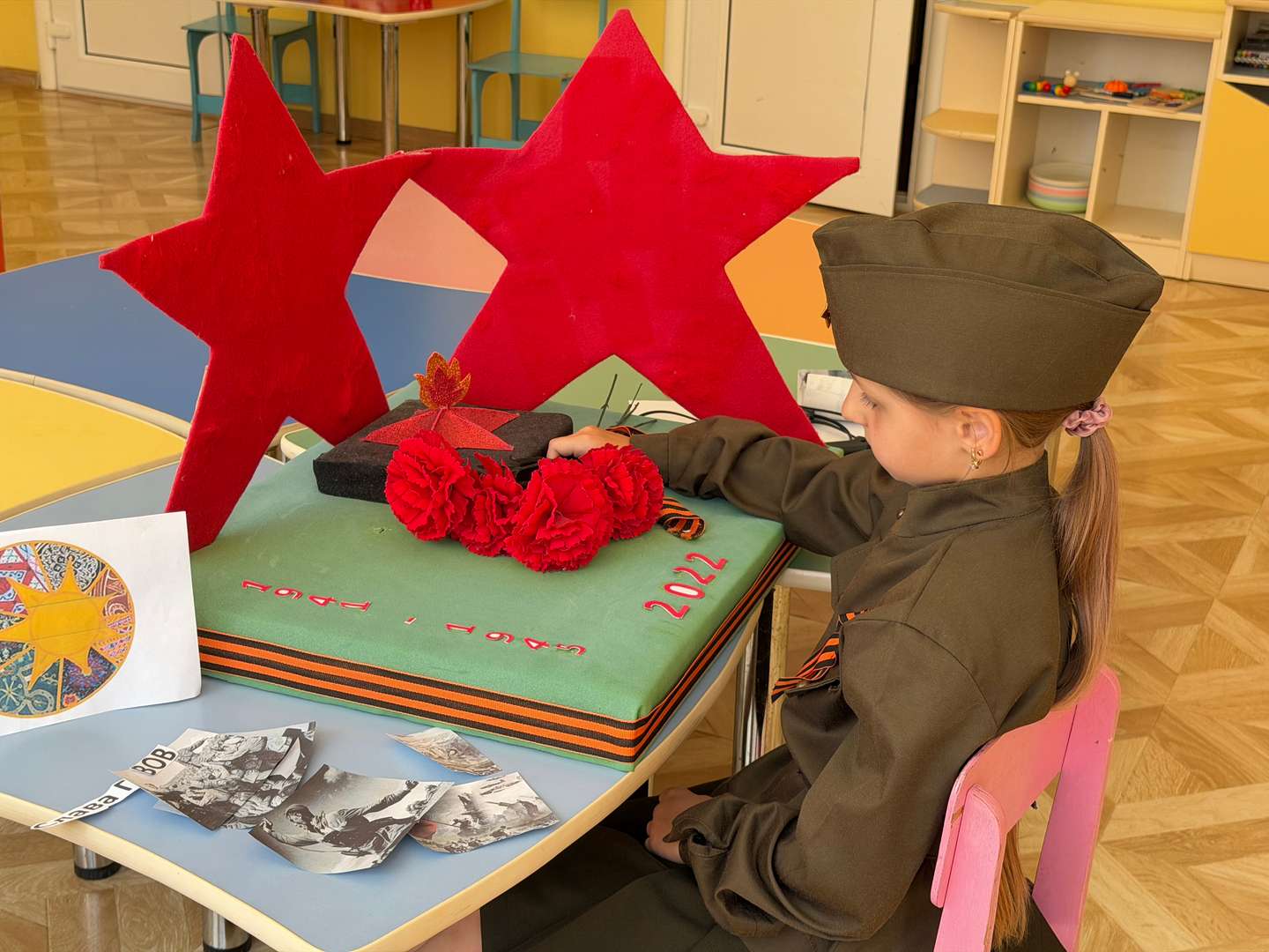 Гвоздика - символ памяти, выкладываю возле вечного огня.