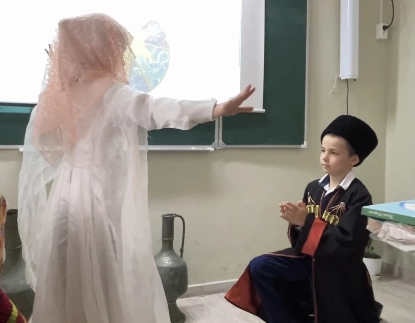 На физминутке продемонстрировали танец лезгинку.