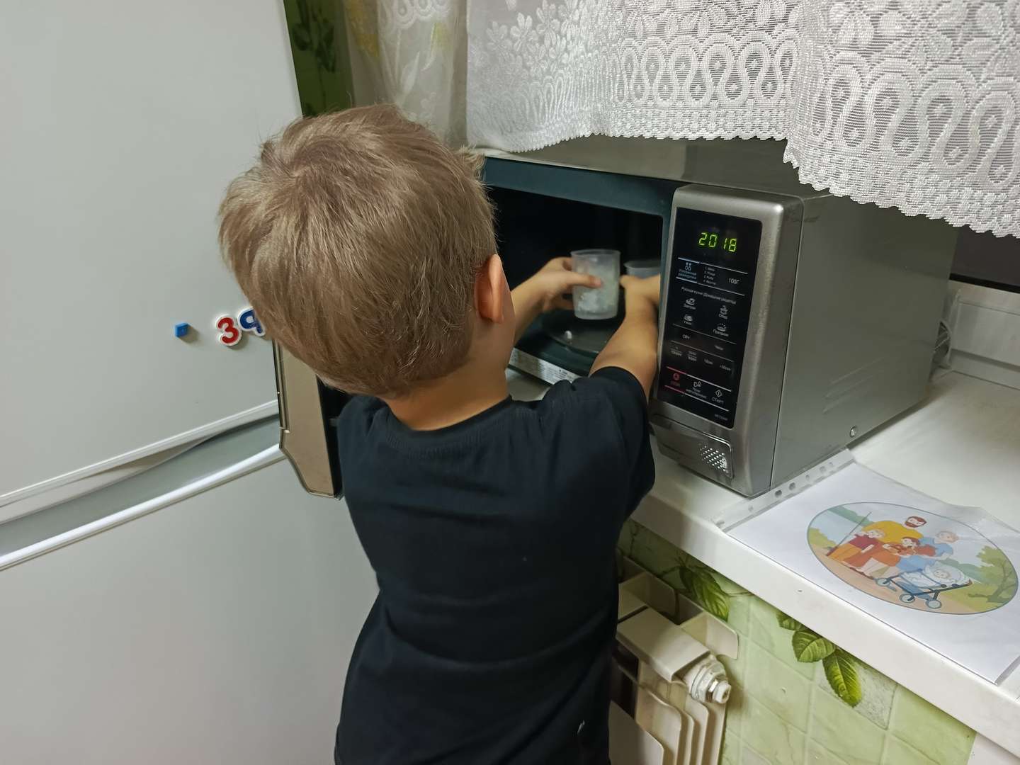 Растапливаем основу в микроволновой печи.