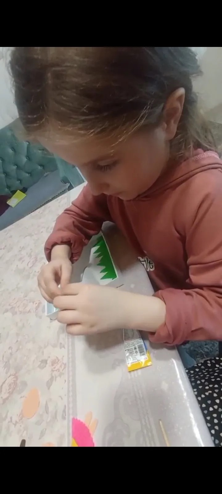 Тут я клеем склеиваю разные элементы