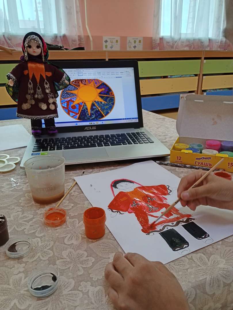 Дорисовываю платье и рисую украшения.👗