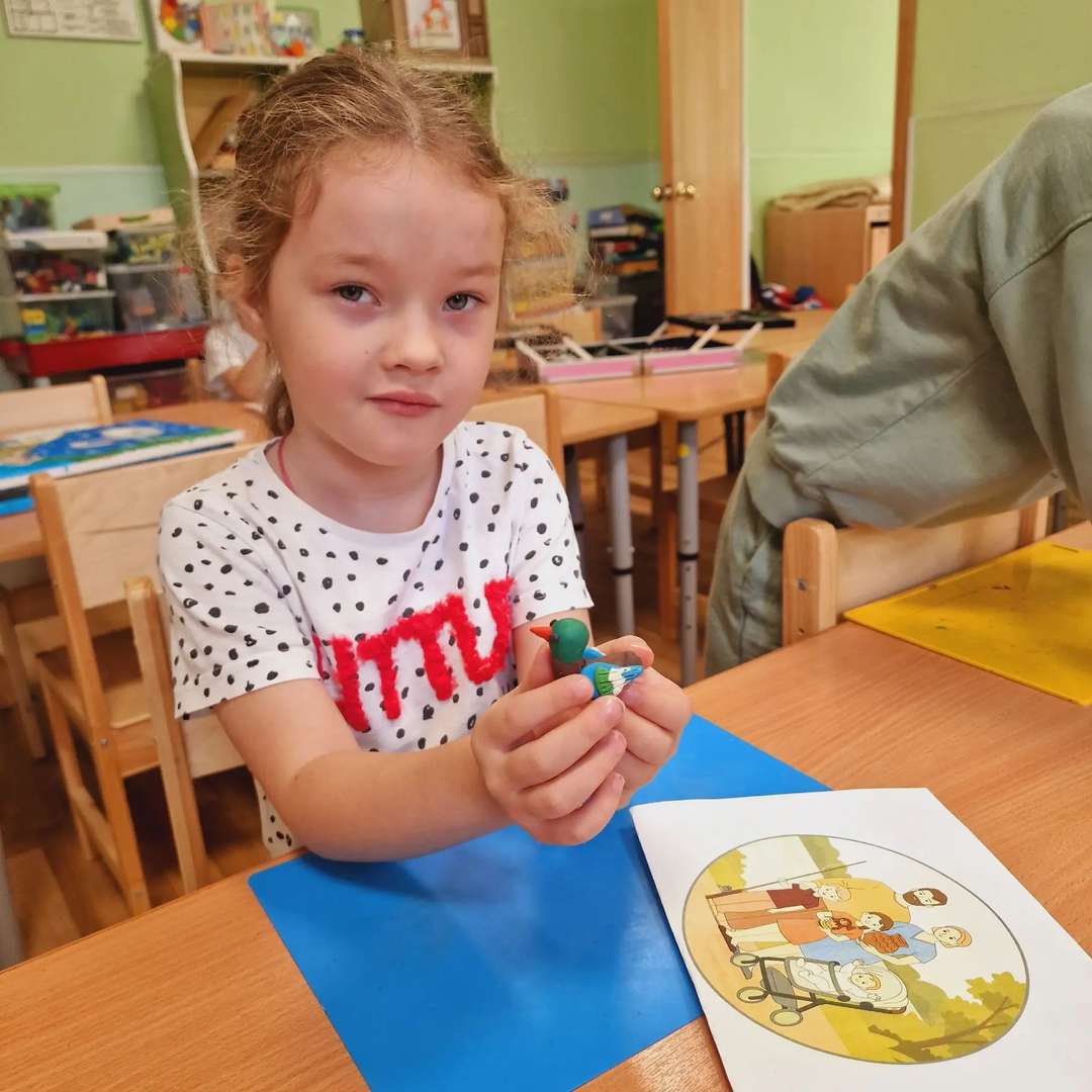 На наших Ангарских прудах в теплое время года всегда живут утки. Они не только плавают, но и любят отдыхать на маленьких островках прямо посередине воды. Там они сидят и спокойно наблюдают за нами, людьми. Мы с мамой и папой тоже решили вылепить этих птиц для нашего проекта, чтобы они заняли свои места на воде и на кочках.
Пока мы мастерили уток, мы успели обсудить очень важную вещь — как правильно за ними ухаживать. Мы поговорили о том, чем лучше их кормить, чтобы они были здоровы, и как вести себя рядом с ними. Теперь на моем макете есть не только здания и деревья, но и маленькие жители, о которых мы, люди, должны заботиться. Получилось так красиво, будто уточки сейчас крякнут и поплывут к берегу встречать гостей! 🦆🌾💧✨