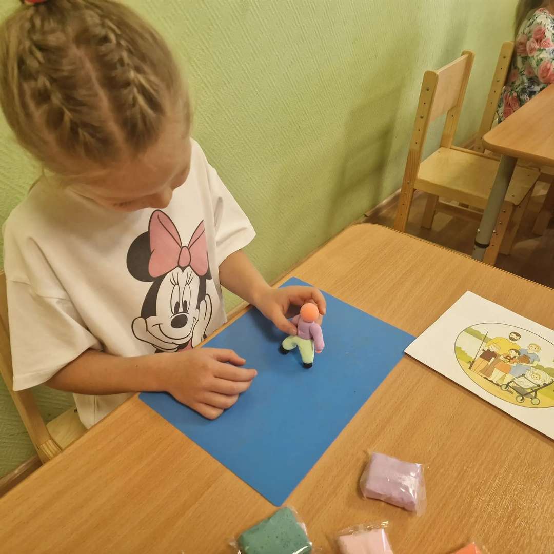 А теперь наступил самый трогательный момент — я начала лепить всю нашу семью из воздушного пластилина! Он такой мягкий и легкий, прямо как облако, и из него получаются самые чудесные фигурки. Я очень старалась, чтобы каждый был похож на себя: вот папа с его доброй улыбкой, вот мама в красивом платье, вот мой брат Костя, и, конечно, я сама! Пока я разминала яркие кусочки в ладошках, я чувствовала столько тепла, будто я всех их крепко обнимаю. Это так здорово, когда вся семья вместе, и теперь мы все стоим рядышком в нашем маленьком сказочном мире Епифани. Эти фигурки — самое ценное в нашей поделке, потому что в них живет наша любовь и вся радость нашего самого лучшего лета! 👨👩👧👦💖🌈✨