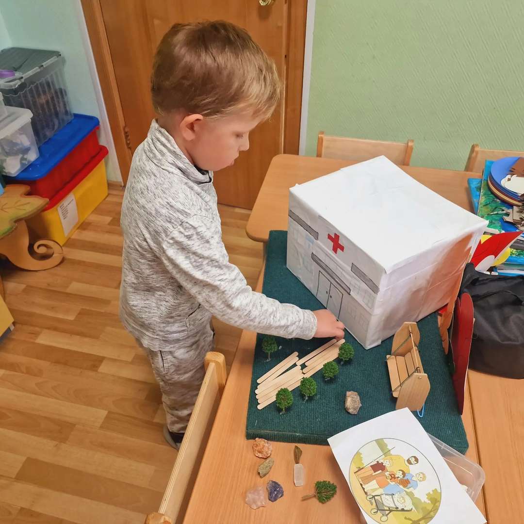 Чтобы наш медицинский городок был самым удобным на свете, мы придумали еще одну очень важную деталь. Мы решили сделать специальные дорожки, чтобы наши больные ни за что не заблудились и могли легко найти путь от больницы к качелям в парке! Ведь когда ты немножко приболел, очень важно знать, куда идти, и чувствовать себя уверенно.
Я очень внимательно следила, чтобы каждая дорожка вела именно туда, куда нужно: одна — к главному входу, другая — к зоне отдыха, а третья — к нашему красивому саду. Я чувствовала себя настоящим архитектором и главным врачом, который заботится о каждом шаге своих пациентов!