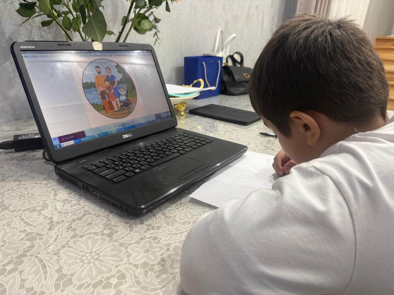 Ребёнок начинает свою работу.
