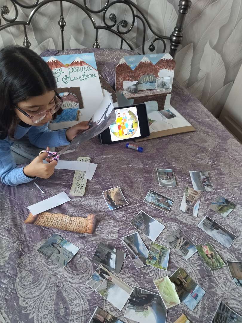 Выбираю фотографии к развороту книги.