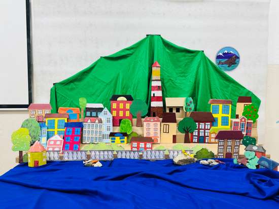 Маяк дразнит игрой манящего огня...