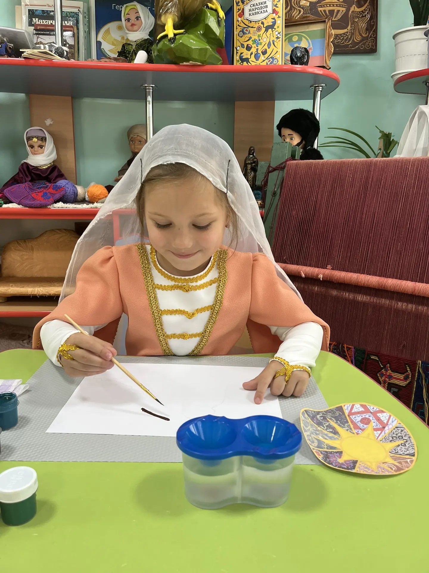 Подготовили холст на картоне. Лёгкими штрихами наметили основные части (линию горизонта, изгибы каньона, примерное положение реки, лодок и берегов).