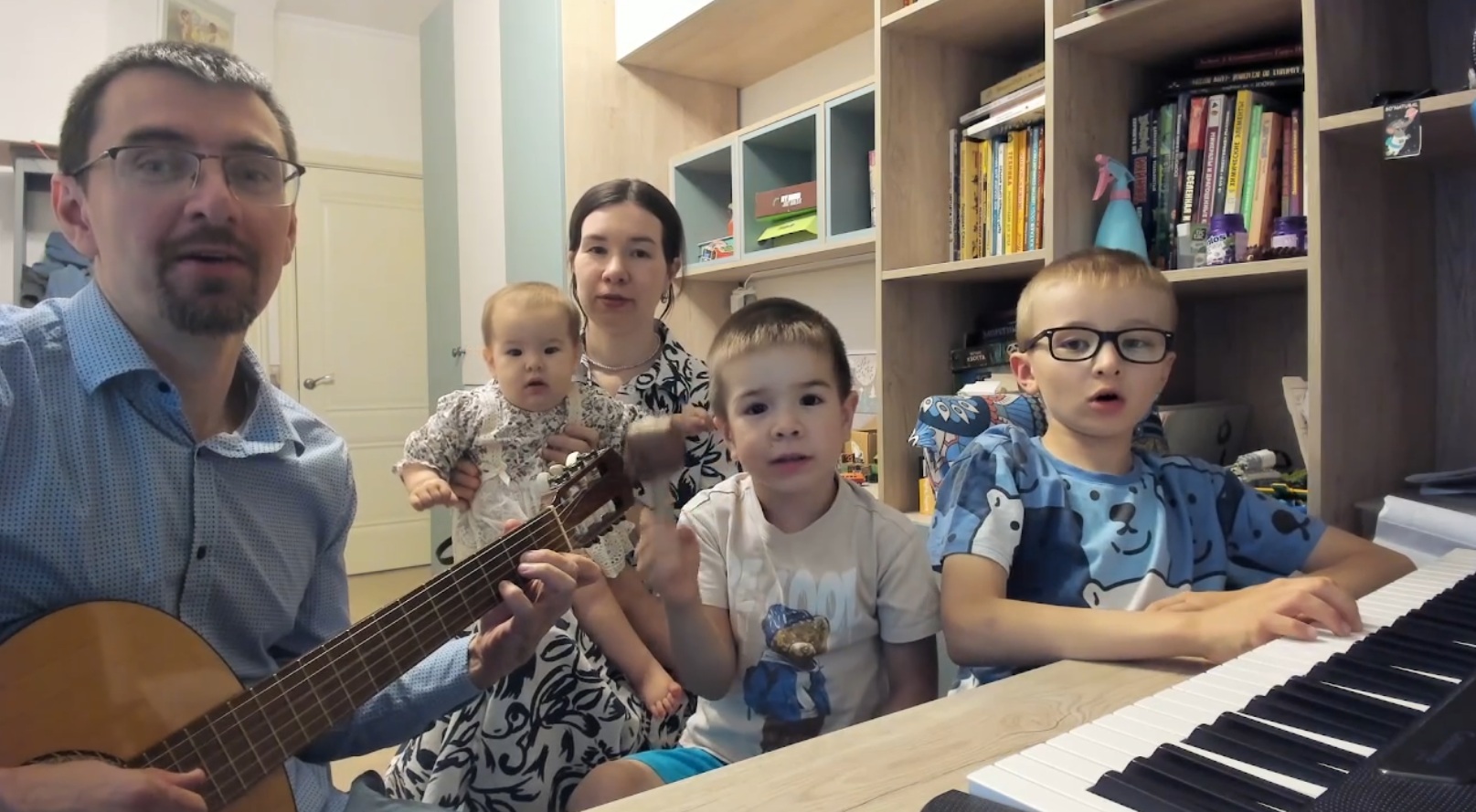 Всей семьей записываем финальную песню.