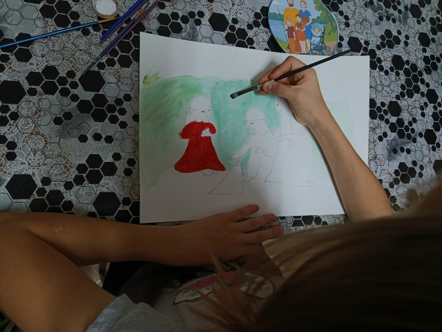 Начала раскрашивать рисунок