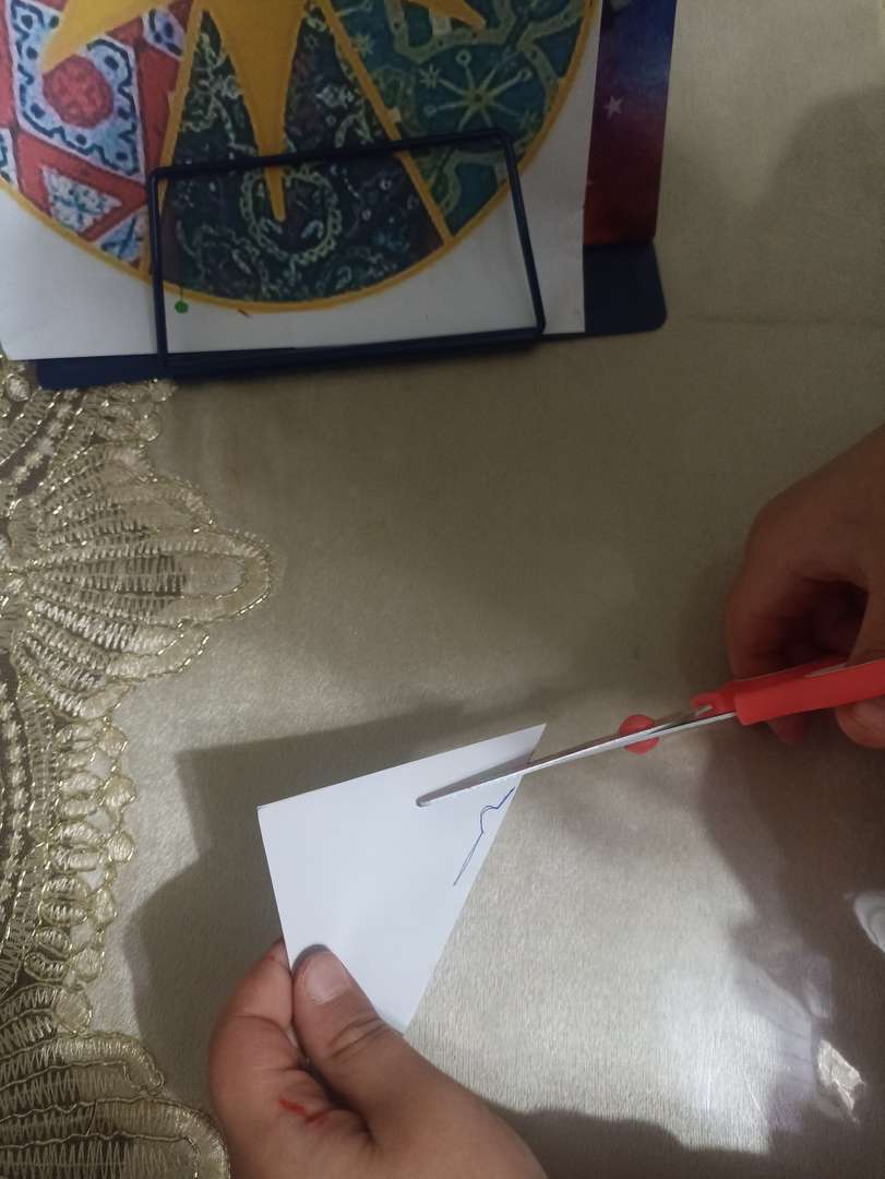 Из бумаги делаем журавлей.