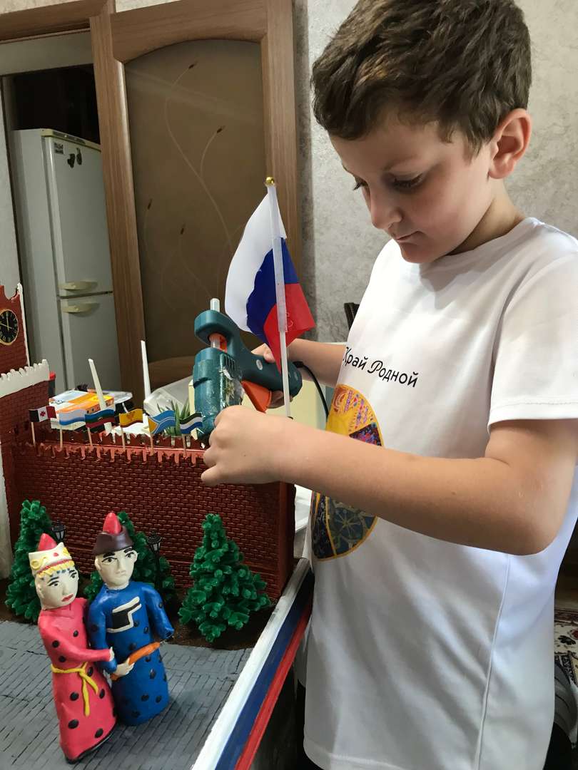 На Кремлевской стене клеим флаги народов России