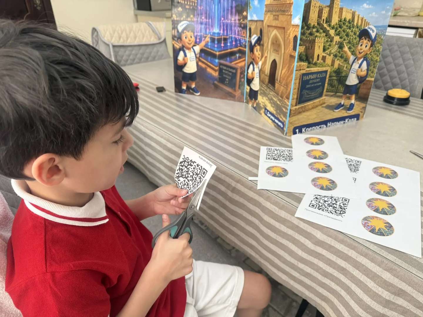 Записал свой голос, мама создала .QR-коды, вырезаю готовые коды для проекта. Теперь любой школьник может подойти, отсканировать его и посмотреть мою экскурсию с моим рассказом