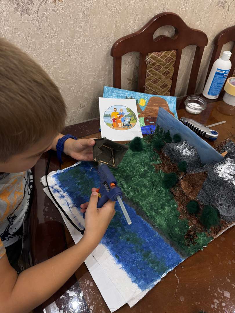 Приклеиваю палатку, костер, драгу и картинки геологов на макет.