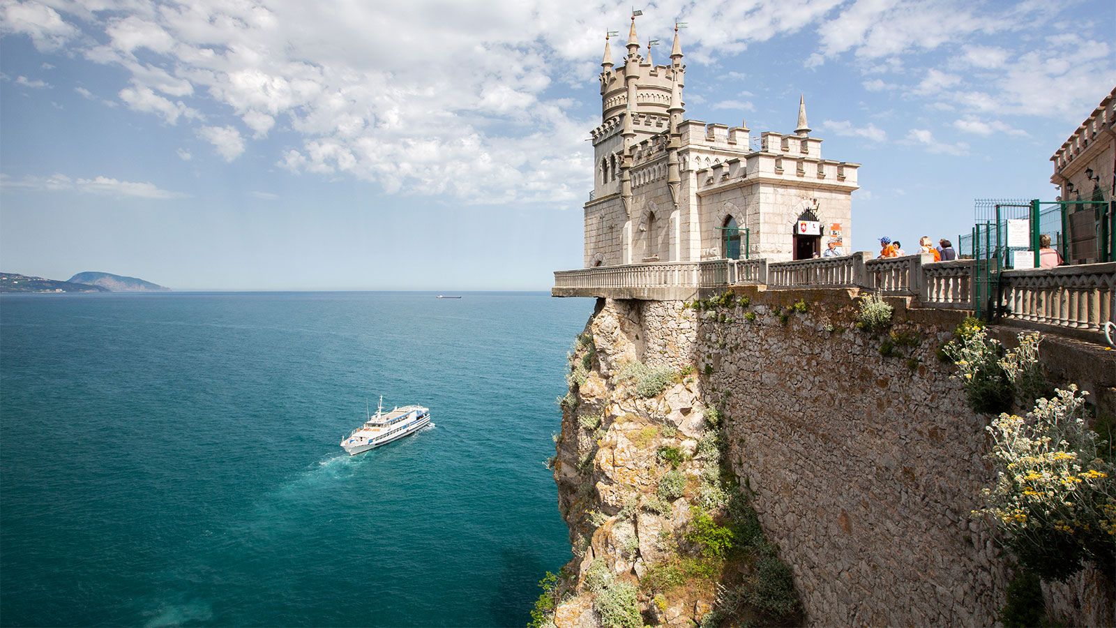 Весеннее цветение Крыма: тюльпаны, сады, пещерные города и дворцы