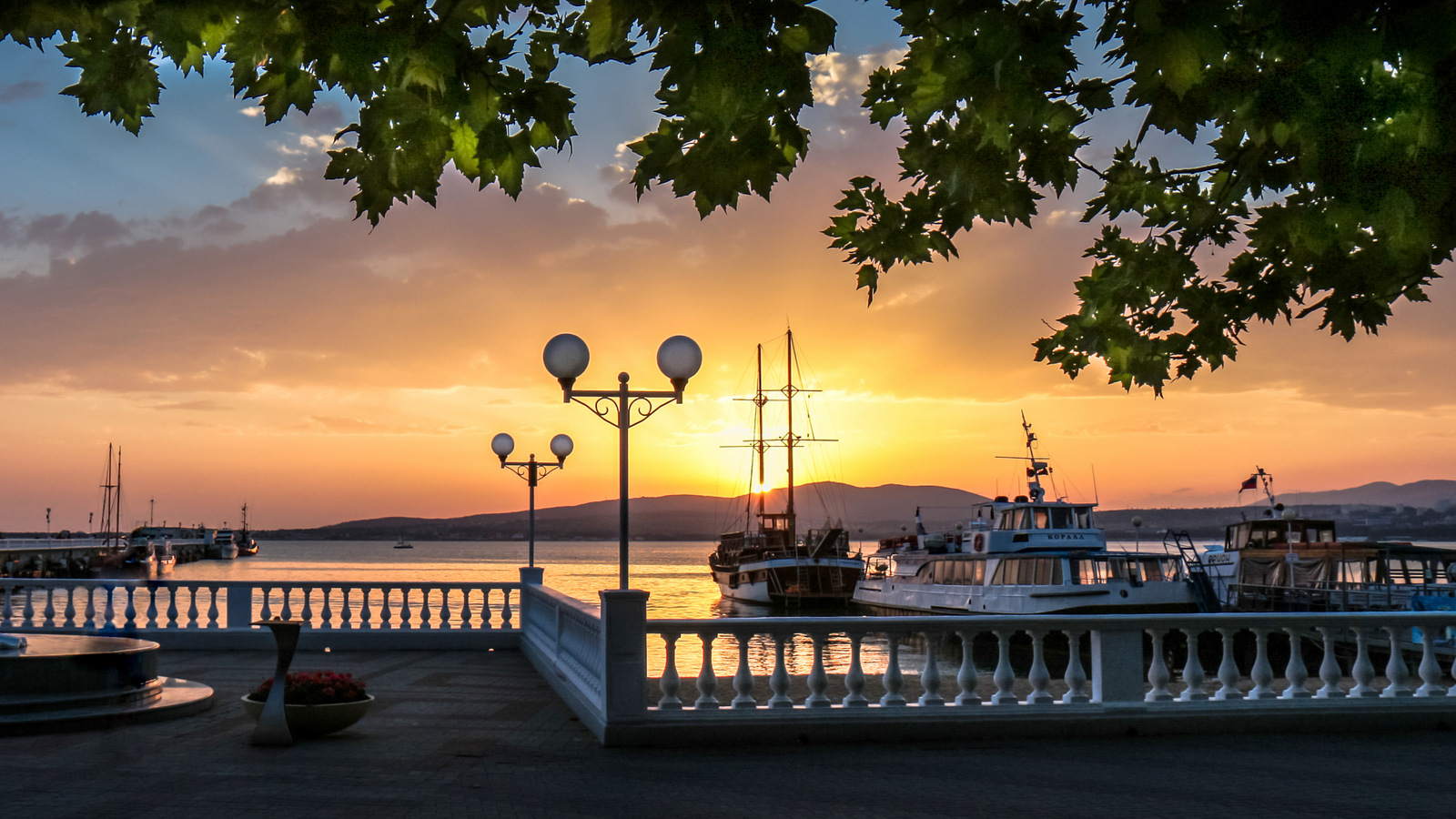 Геленджик: море, скалы и набережная