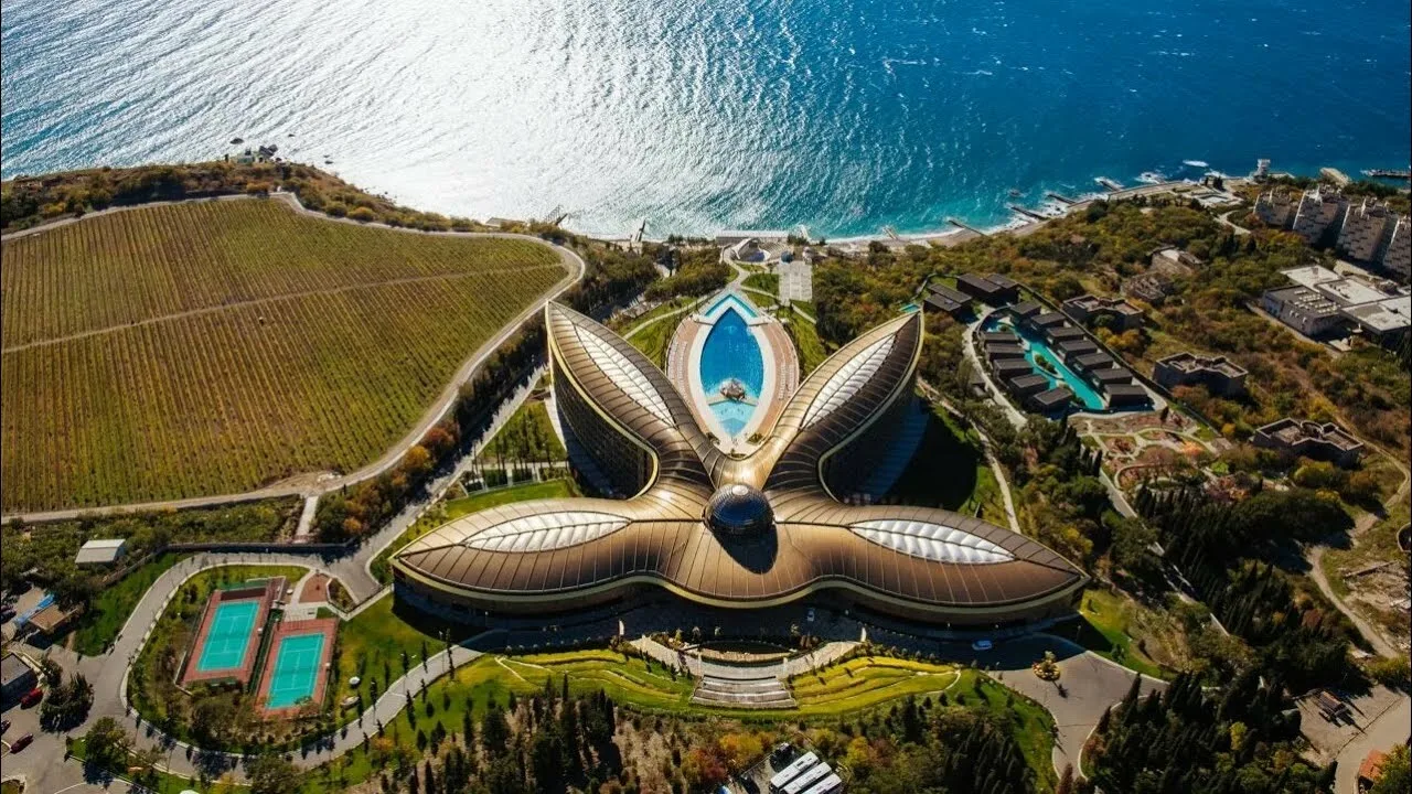 День в Крыму: Мрия, сакура и Ялта