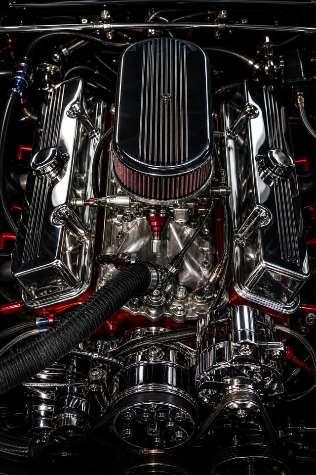 Постер хромированного V8-двигателя мощного автомобиля — полированный блок с красными акцентами