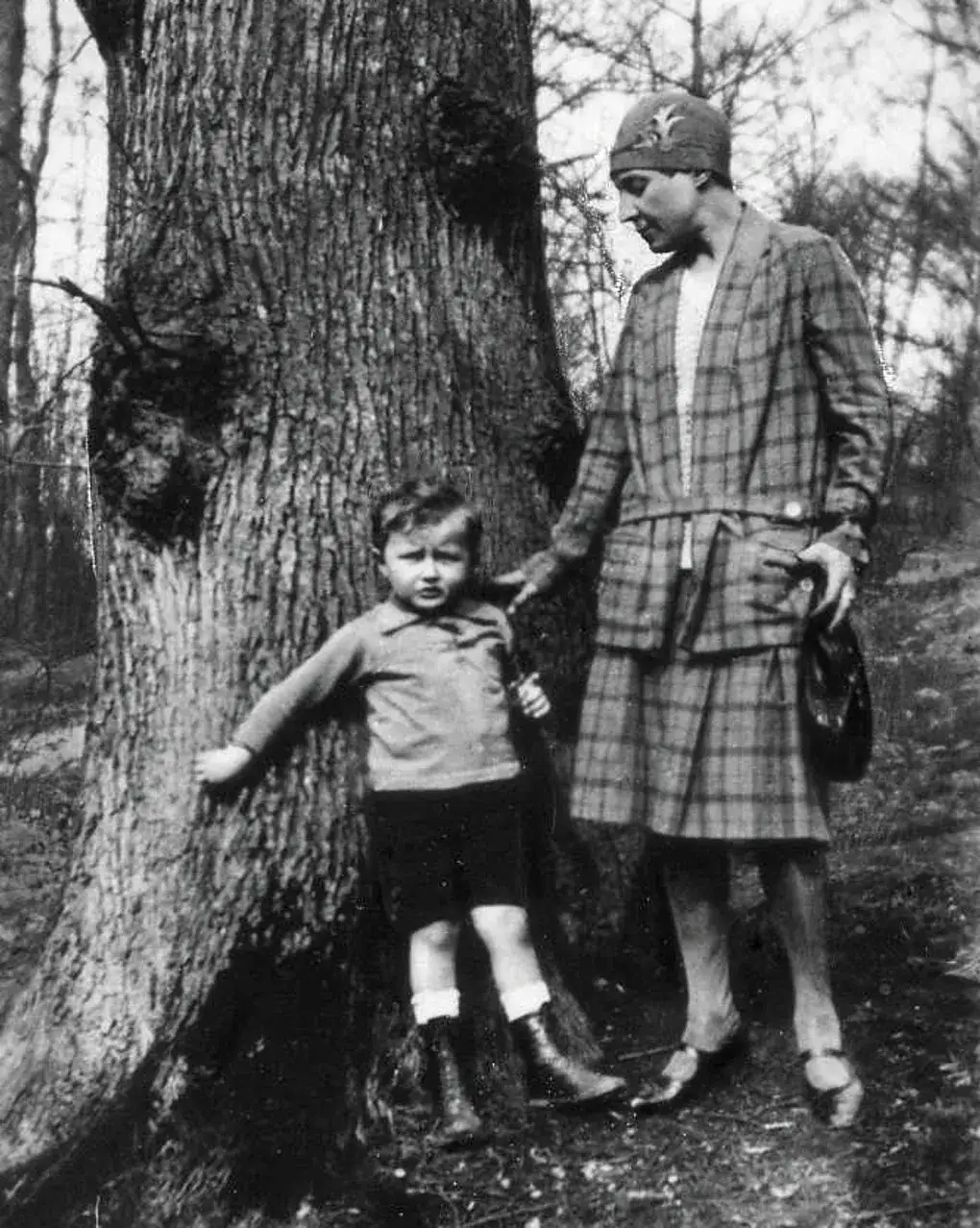 Поэтесса Марина Цветаева с сыном Муром. Медон, Франция, 1928 год. Фотография: Мемориальный Дом-музей Марины Цветаевой в Болшеве, Королев, Московская область