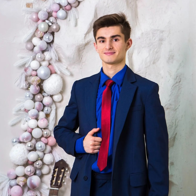 Преподаватель Артем Черватюе