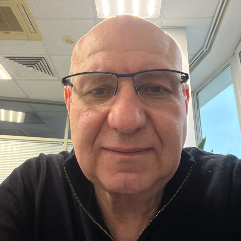 Преподаватель Михаил Карпов