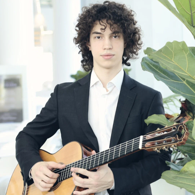 Преподаватель Михаил Коротков