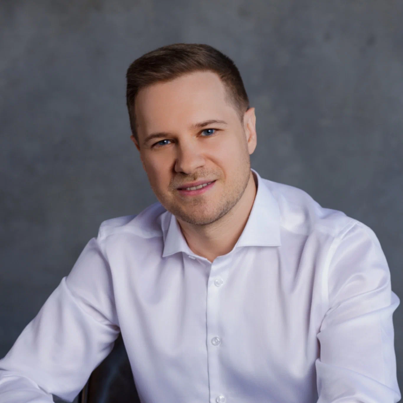 Преподаватель Михаил Бакуменко