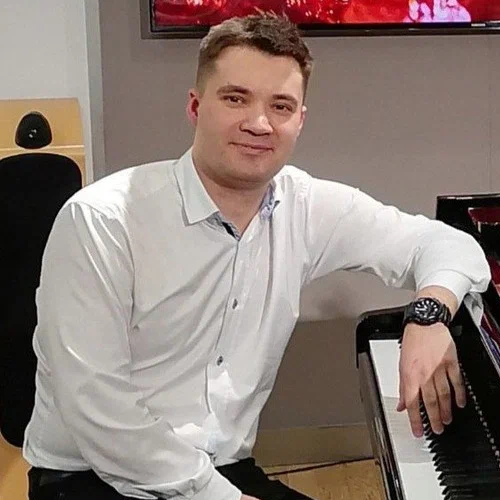 Преподаватель Никита Гущин