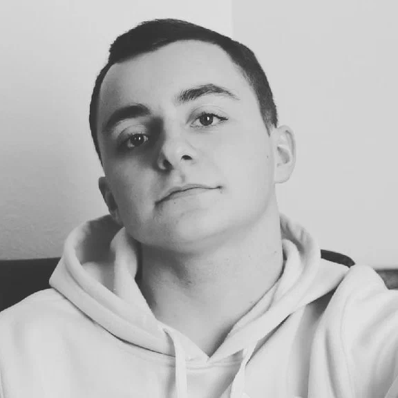 Преподаватель Даниил Школьник