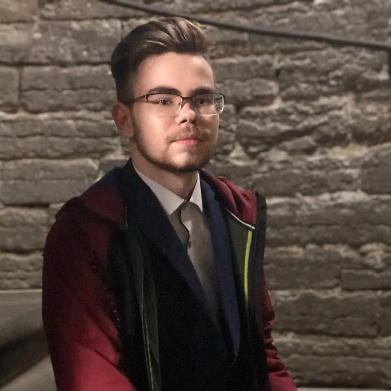 Преподаватель Артем Арасланов