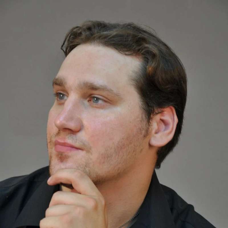 Преподаватель Василий Денюшин