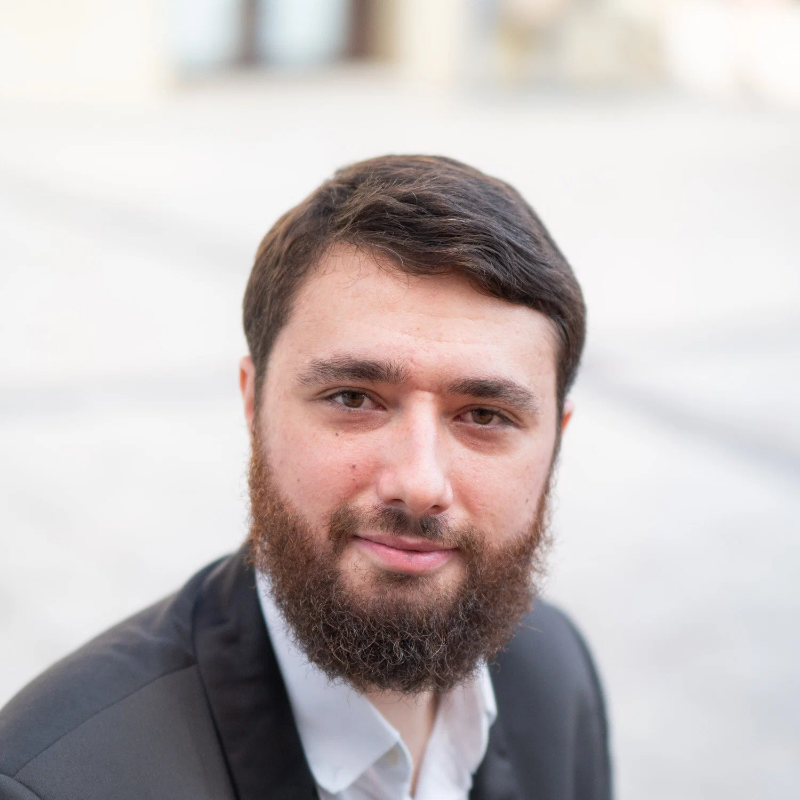 Преподаватель Юрий Гусев