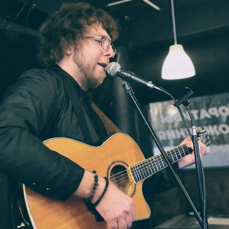 Преподаватель Денис Игоревич Петров