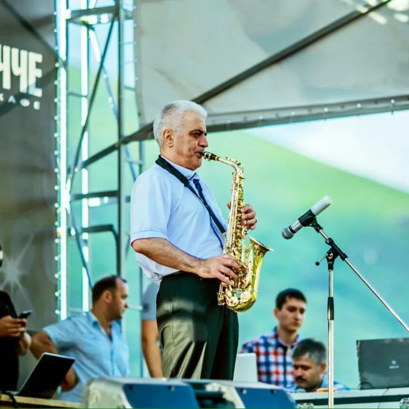 Преподаватель Эрнест Григорьянц