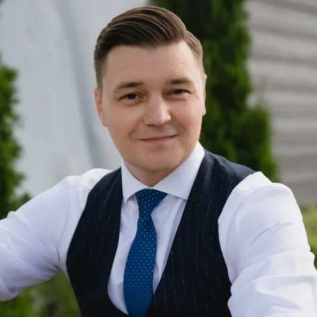 Ведущий Евгений Ярс