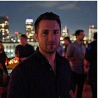 Фото крупным планом Человек в костюме в офисе