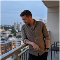 Мужчина крупным планом на работе в офисе