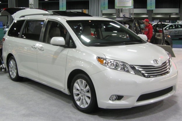 Автомобиль Toyota Sienna III поколения