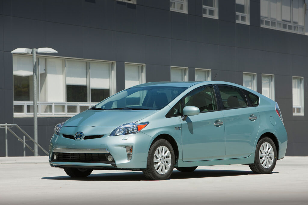 Как купить Toyota Prius 3 поколения в Донецке (ДНР)?