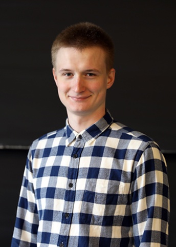 Максим Николаев