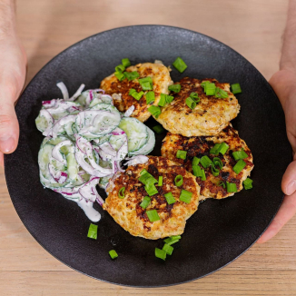 Сливочно огуречный салат с котлетами из индейки