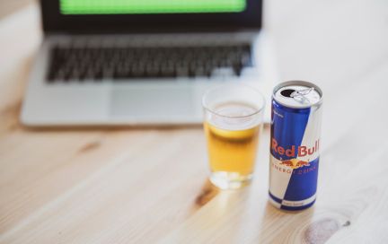 Не окрыляет. Врачи рассказали, как работают энергетические напитки