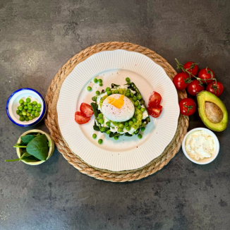 Шпинатные вафли с творожным сыром и яйцом пашот