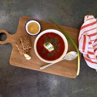 Борщ со сметаной и зеленью