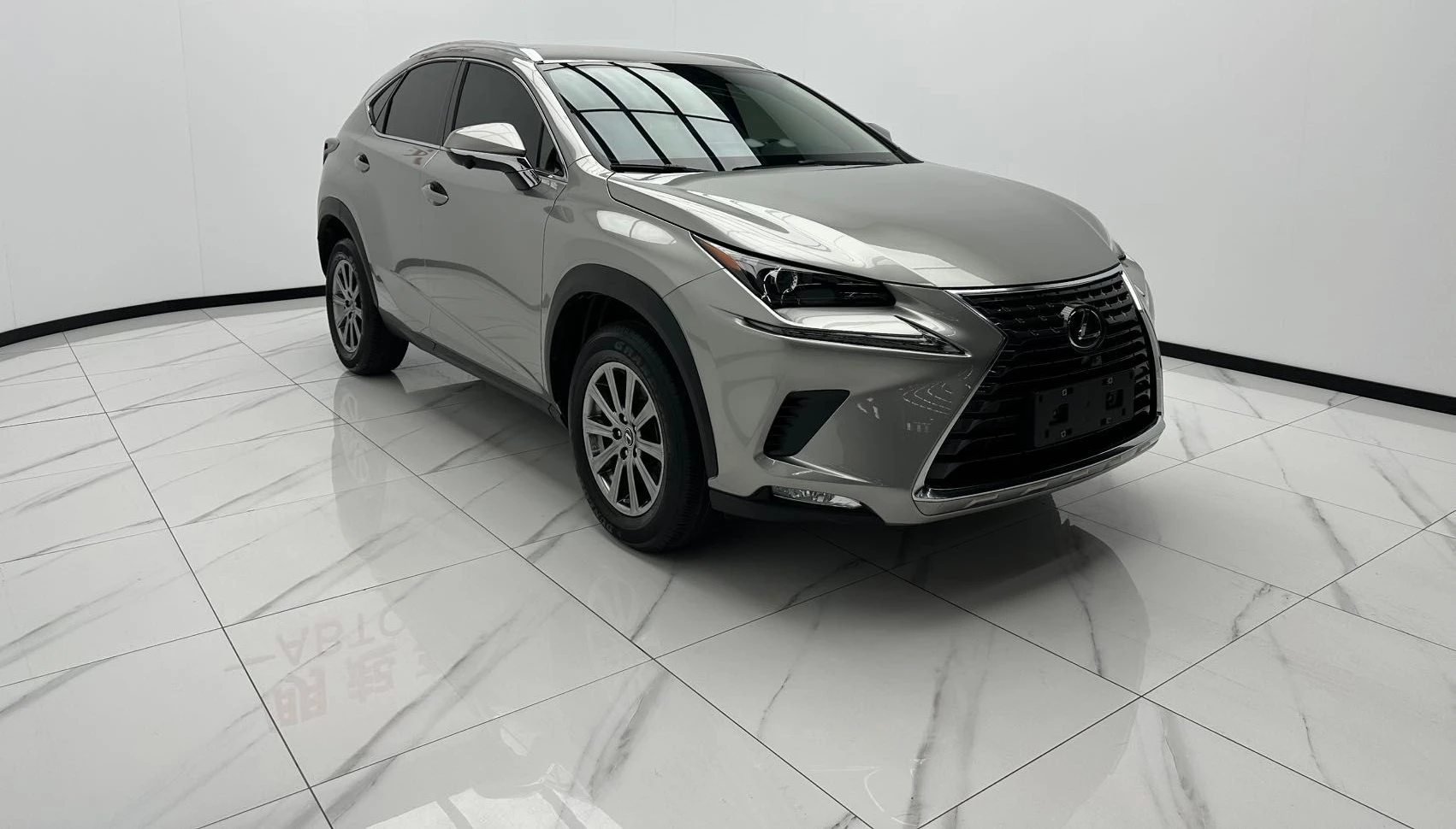 Lexus NX200 — фото 1